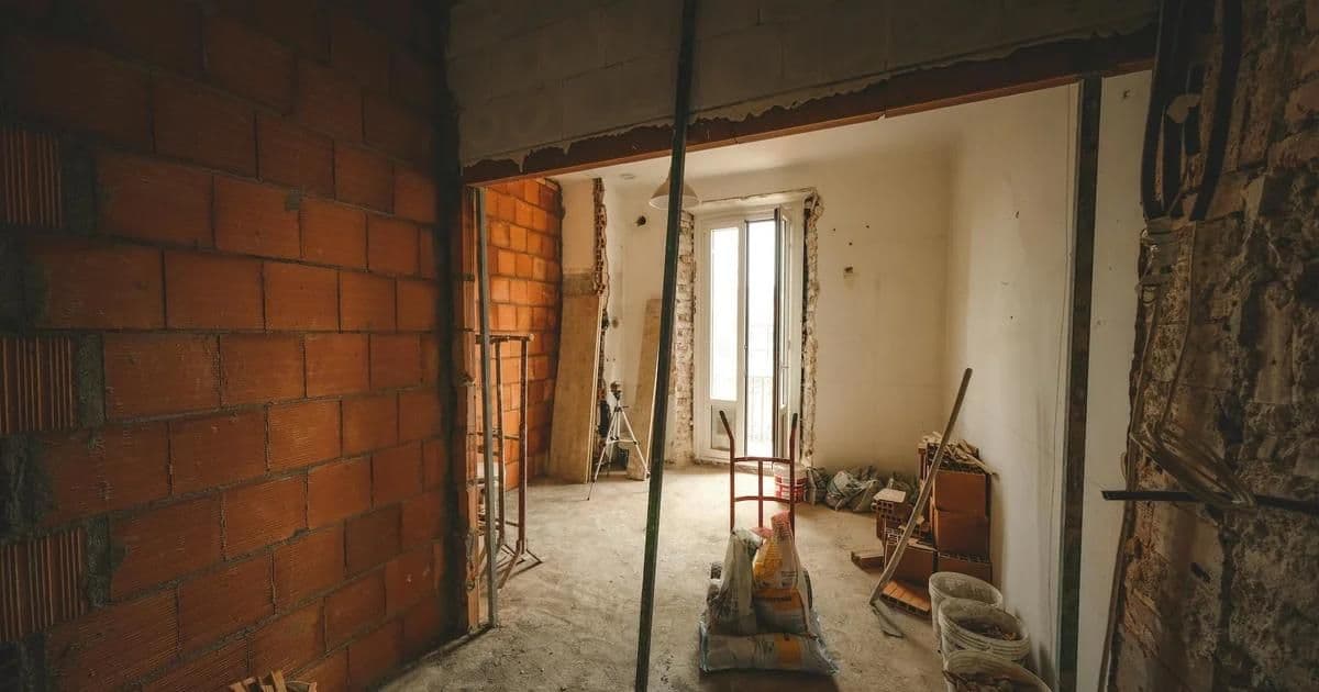 Aynı arsadaki tadilat edilmiş bina ile yeni inşaat yapısının yan yana karşılaştırması