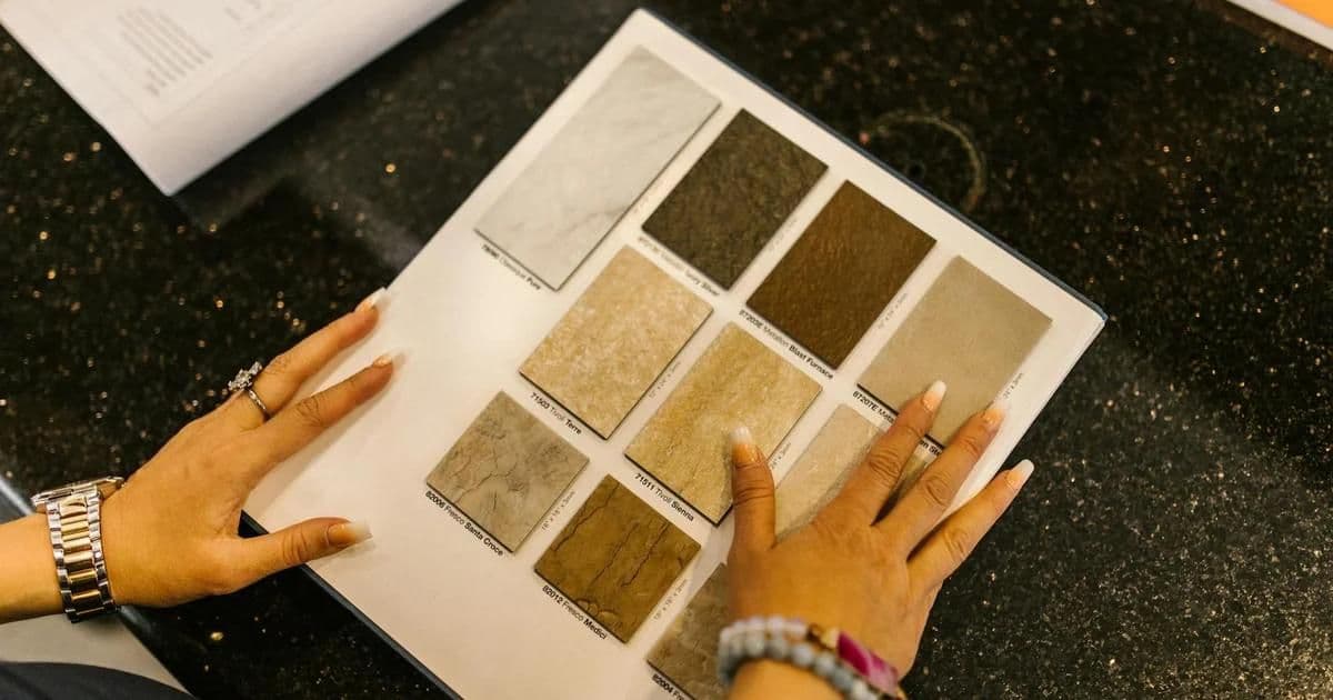 Müşteri ve iç mimar bir tasarım danışmasında malzeme örneklerini ve mood boardları inceliyor